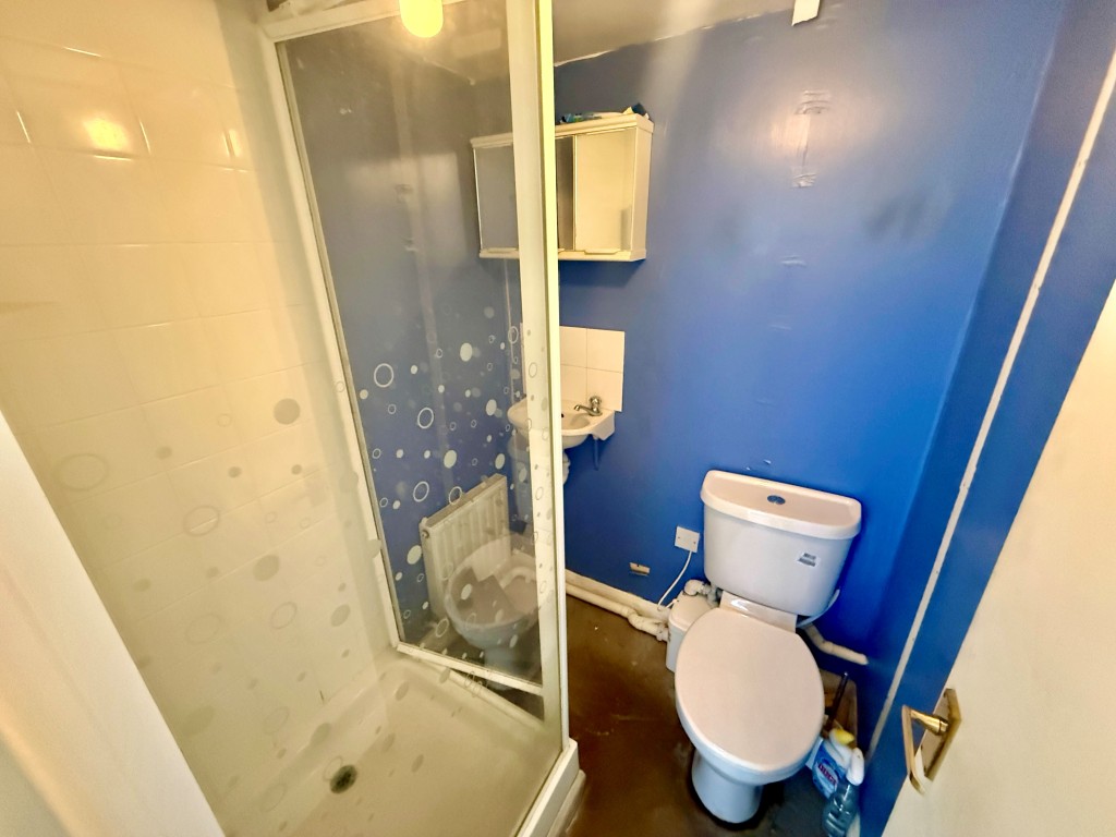 Lot: 148 - SEMI-DETACHED HOUSE FOR REFURBISHMENT - Shower room with W.C.